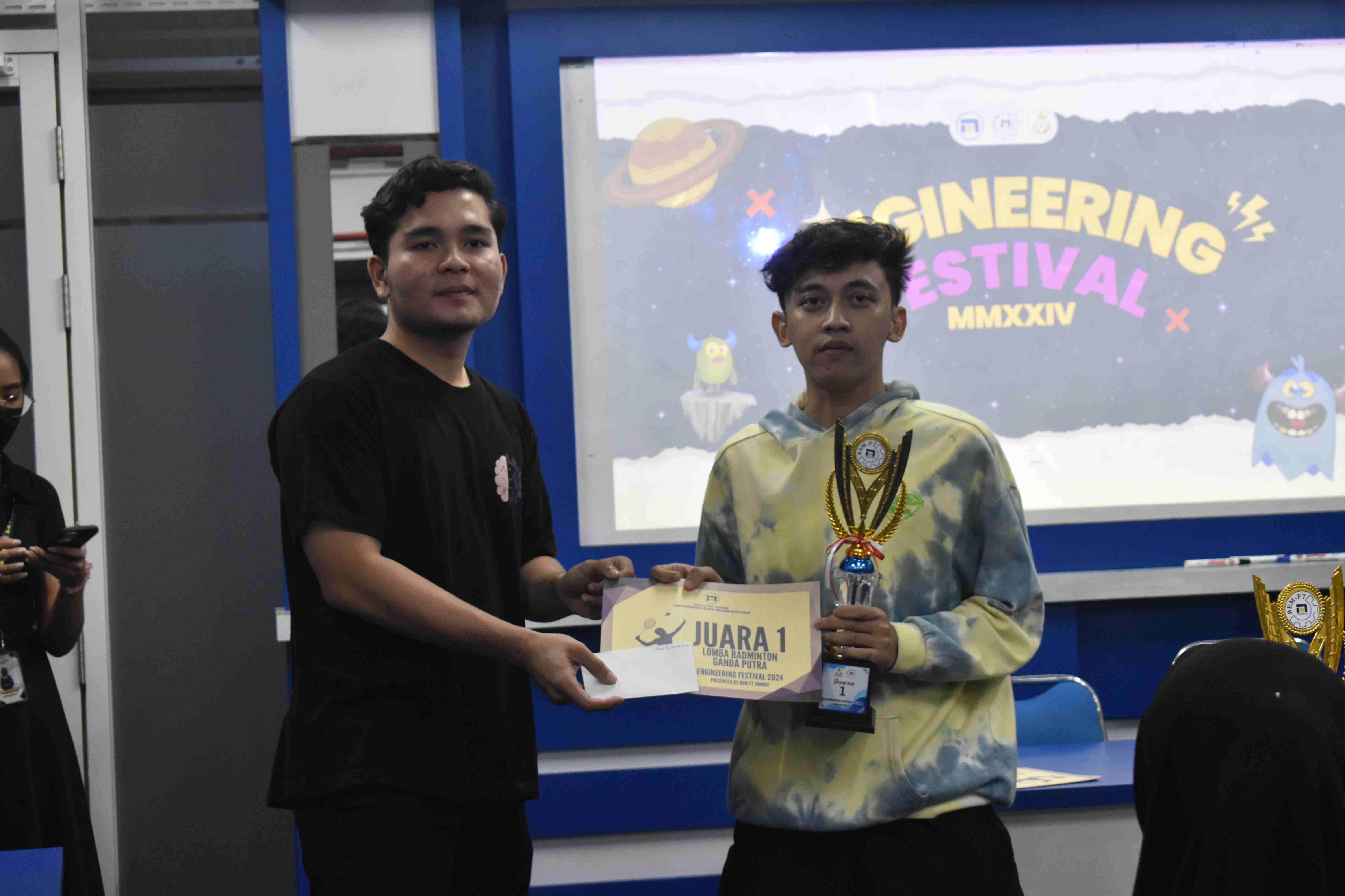 Penyerahan Piala Juara 1 Badminton Putra